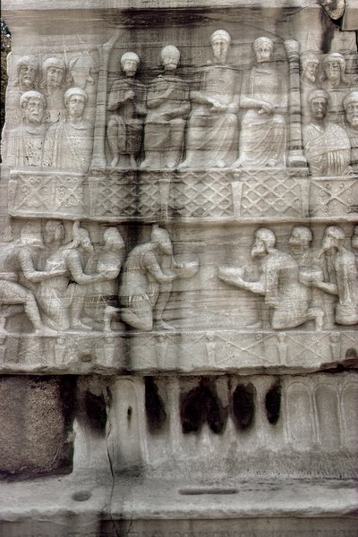 Reliëf op de basis van de Obelisk van Theodosius I, ook bekend als de Obelisk van Tuthmosis III, uit Karnak door Roman